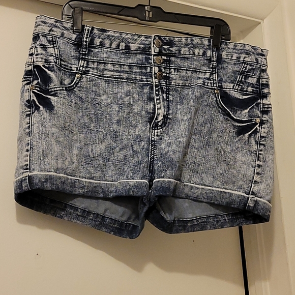 Hot Kiss Shorts - Picture 2 of 8